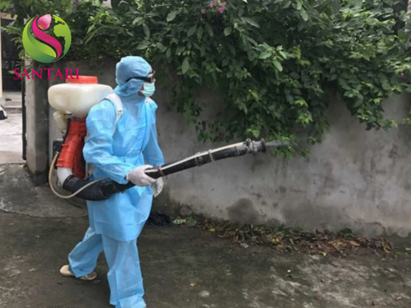 nông dân phun Chế Phẩm Diệt Côn Trùng Regens 65G Super