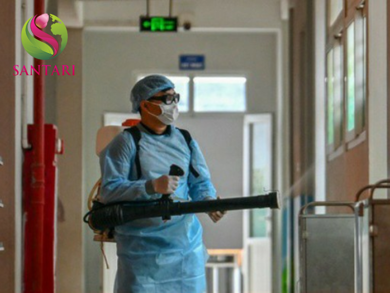 người dân phun Chế phẩm diệt muỗi BASUDIN 65G